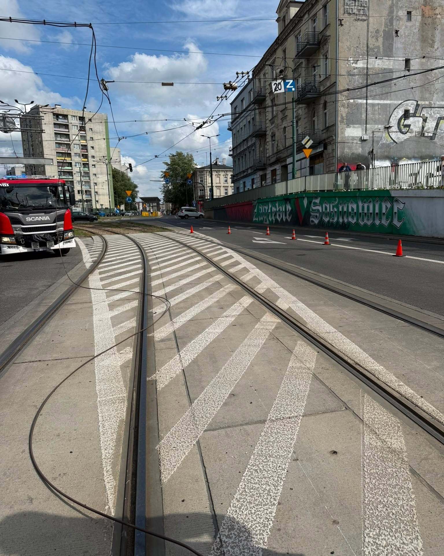 Sosnowiec. Ciągnik siodłowy z naczepą zerwał sieć zasilania trakcji elektrycznej tramwajów przed wiaduktem nad ulicą Józefa Piłsudskiego. 18 sierpnia 2026