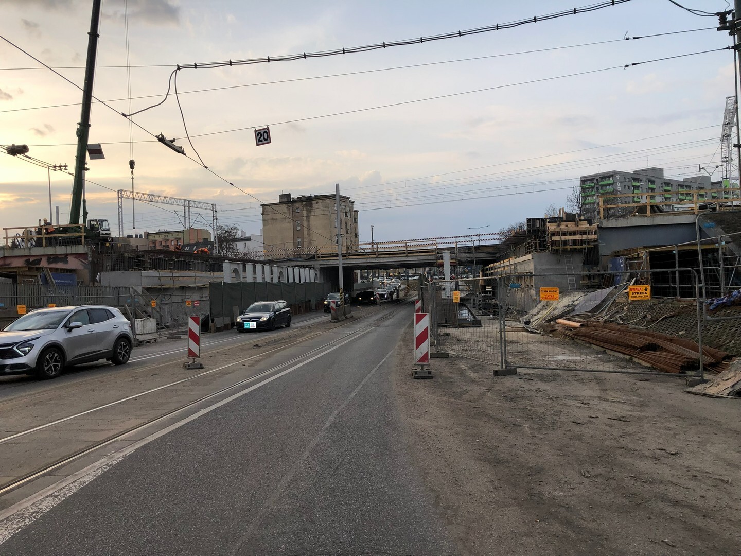 Sosnowiec. Ulica Józefa Piłsudskiego. Wiadukt kolejowy podczas osadzania podpór wschodniej części. 10 marca 2026