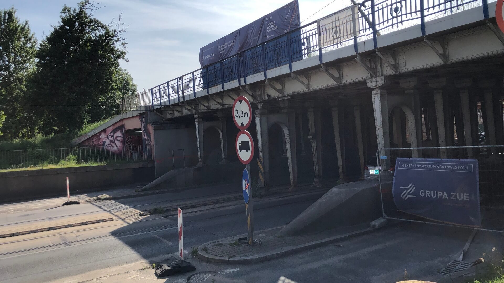 Sosnowiec. Wiadukt nad ulicą Józefa Piłsudskiego w czasie burzenia i odbudowy.