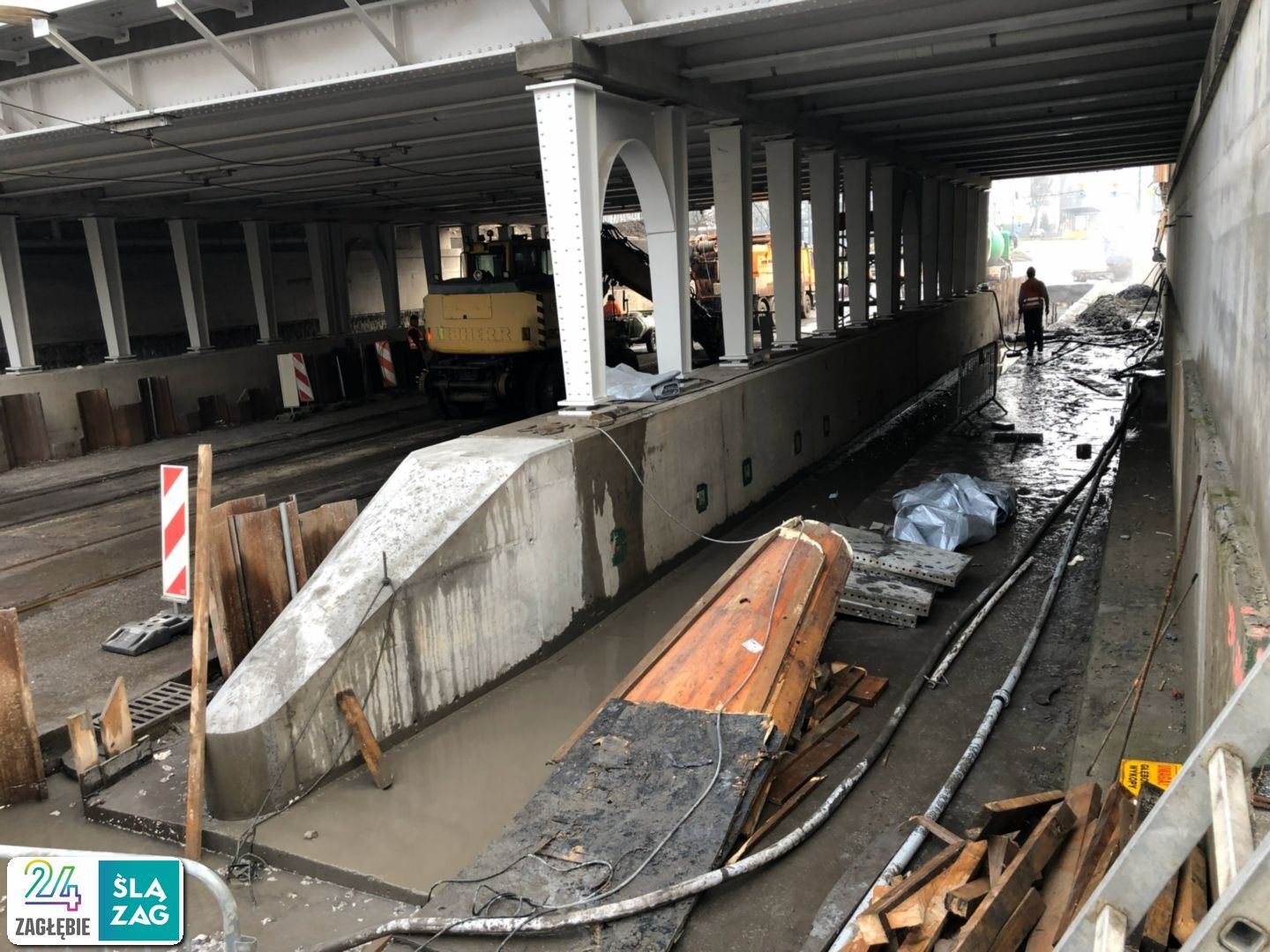 Sosnowiec. Ulica Józefa Piłsudskiego. Wiadukt kolejowy na dwa dni przed przywróceniem ruchu. 11 grudnia 2025.