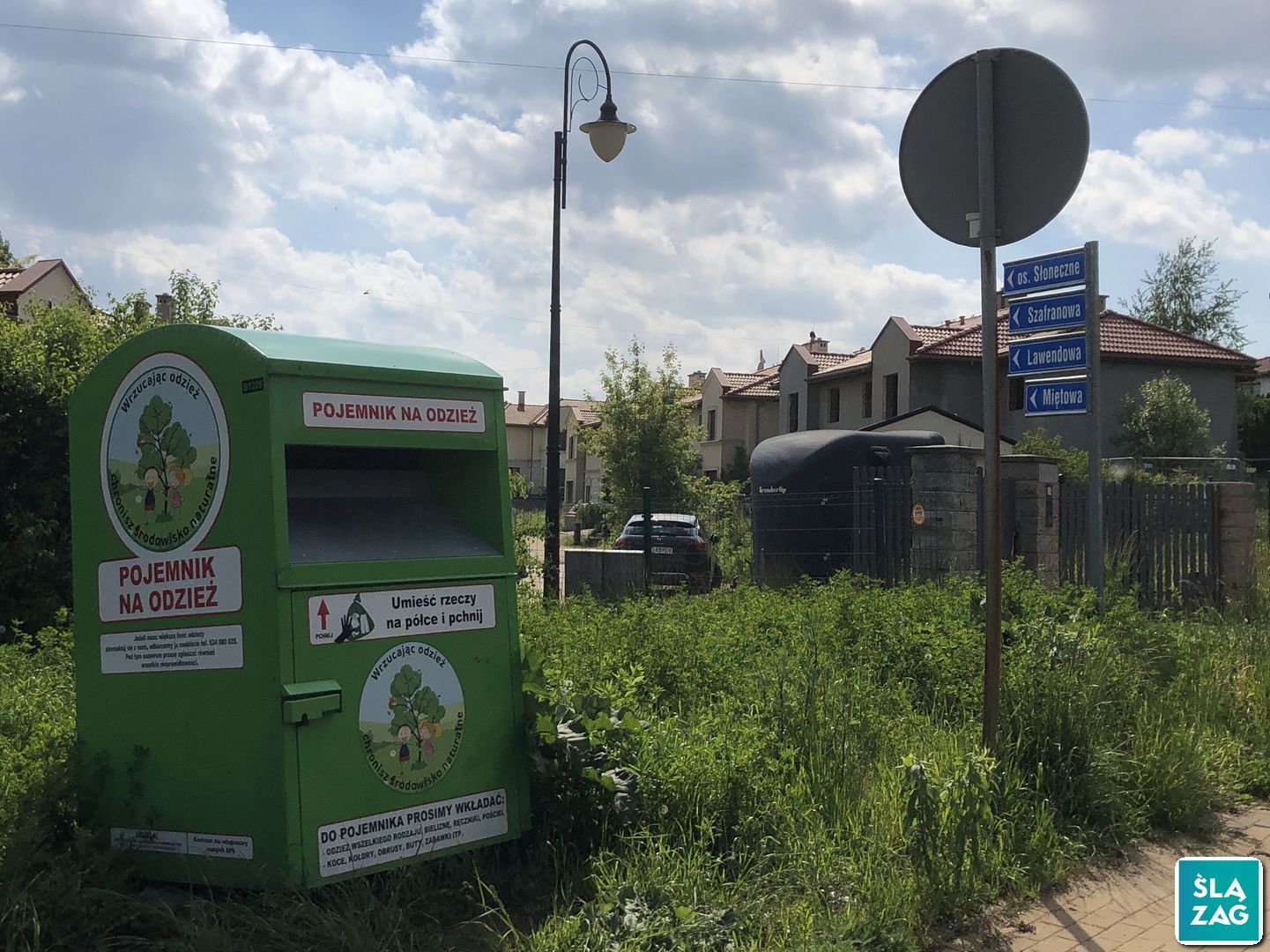 Sosnowiec, ul. Klimontowska. Kontenery do selektywnej zbiórki odzieży. 20 maja 2025.