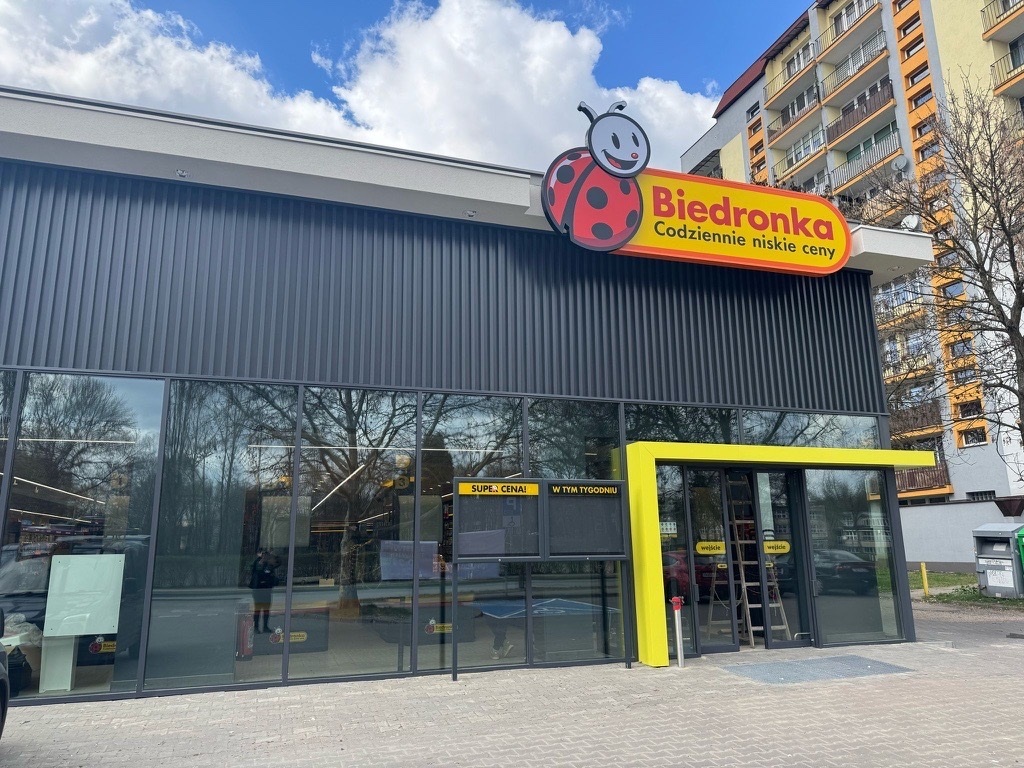 Sosnowiec. Sklep sieci „Biedronka” przy ulicy Kościelnej. Kwiecień 2025.
