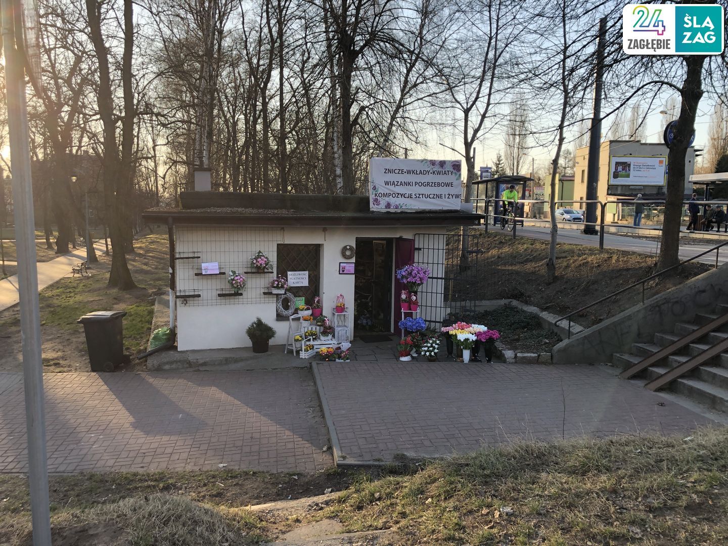 Sosnowiec, kwiaciarnia przy skrzyżowaniu ulic Władysława Andersa i Mariana Maliny. Przeddzień Dnia Kobiet 2025 roku.