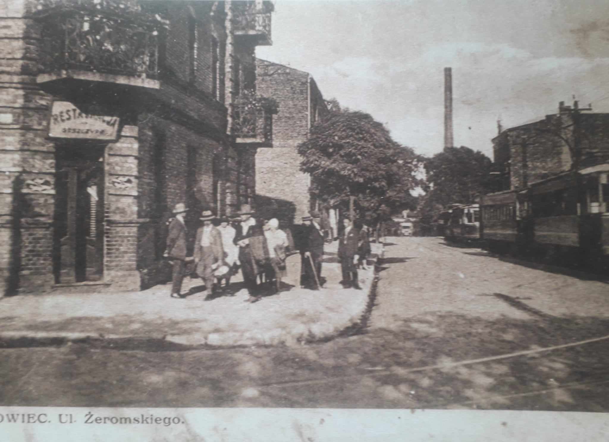 Restauracja na Pogoni, na rogu ulic Orlej i Stefana Żeromskiego w Sosnowcu.