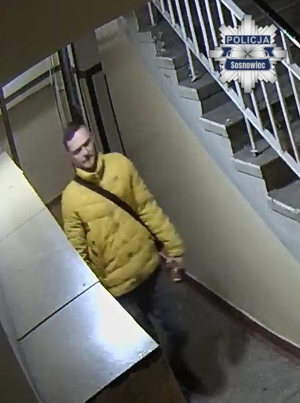 Sosnowiec. Budynek mieszkalny przy ulicy Ostrogórskiej. Zniszczenie drzwi wejściowych. Podejrzewany. 26 grudnia 2025