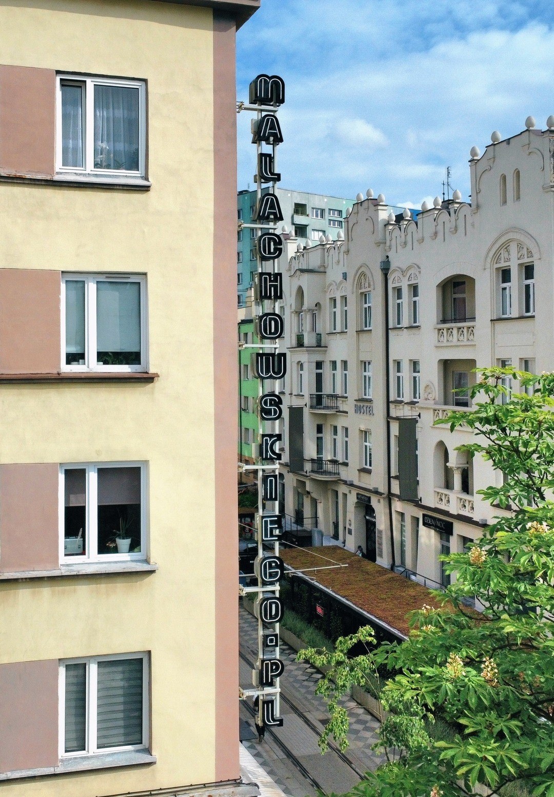 Ulica Stanisława Małachowskiego w Sosnowcu. Widok na neon.