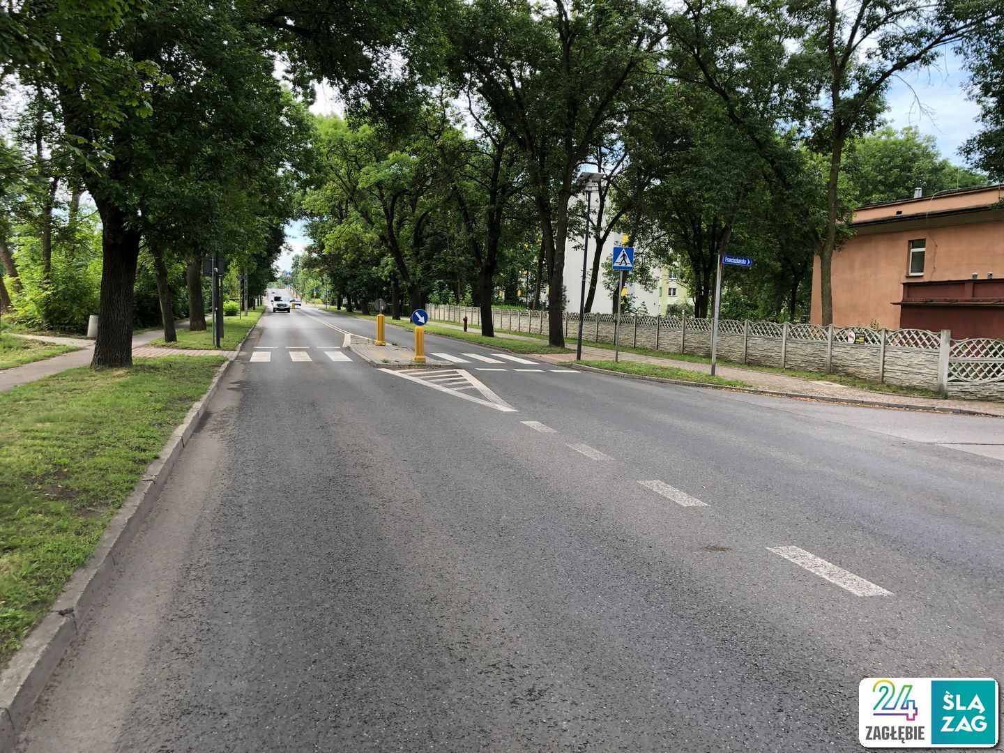 Sosnowiec. Ul. Stanisława Mikołajczyka. Miejsce, w którym Policja zastrzeliła mężczyznę atakującego pojazdy metalową rurą (wcześniej mówiono o maczecie). 31 lipca 2025.