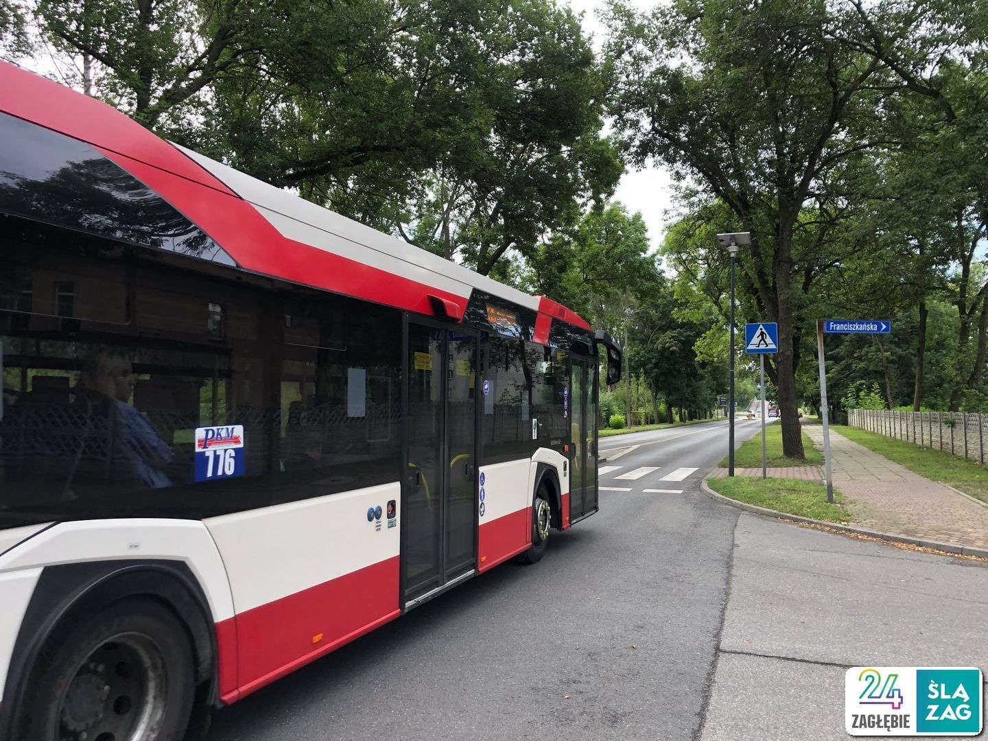 Sosnowiec. Ul. Stanisława Mikołajczyka. Miejsce, w którym Policja zastrzeliła mężczyznę atakującego pojazdy maczetą. 31 lipca 2025.