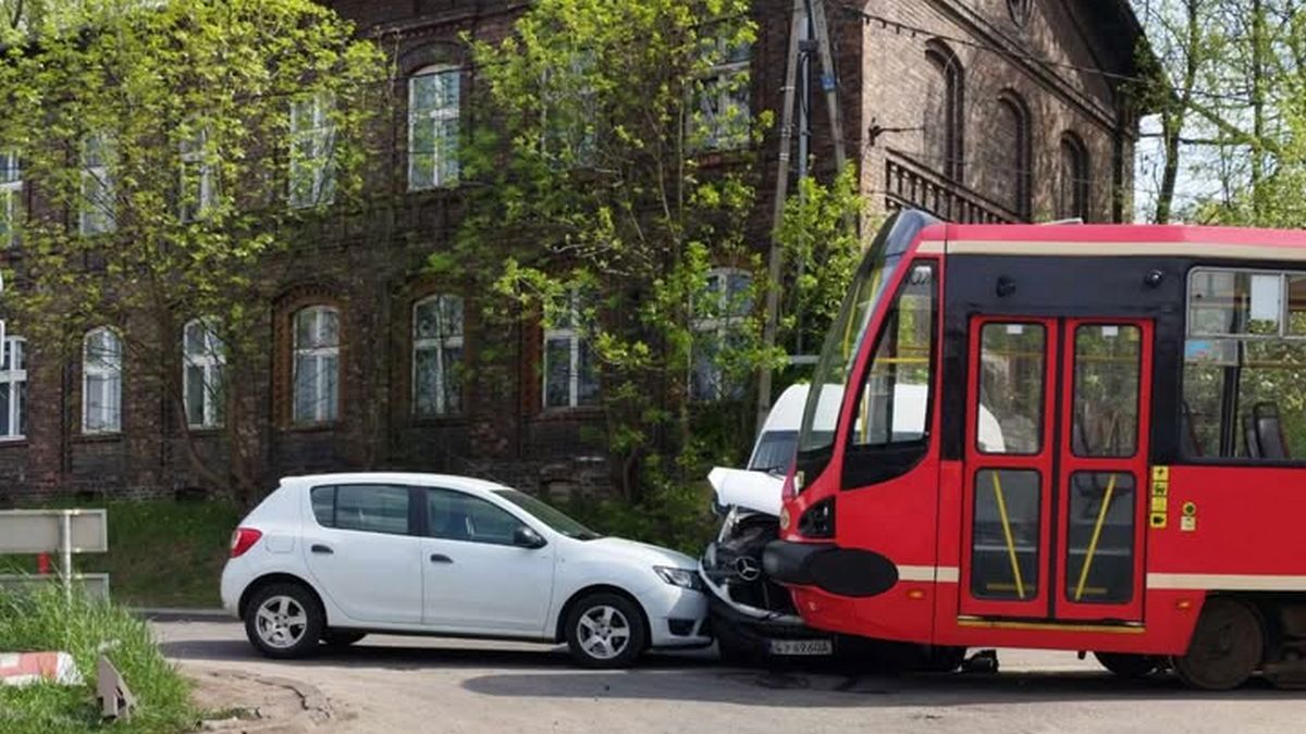 Sosnowiec-Konstantynów. Zderzenie tramwaju z samochodami na ulicy Piotrkowskiej po wykolejeniu na trójkącie torowym. 24 kwietnia 2025.