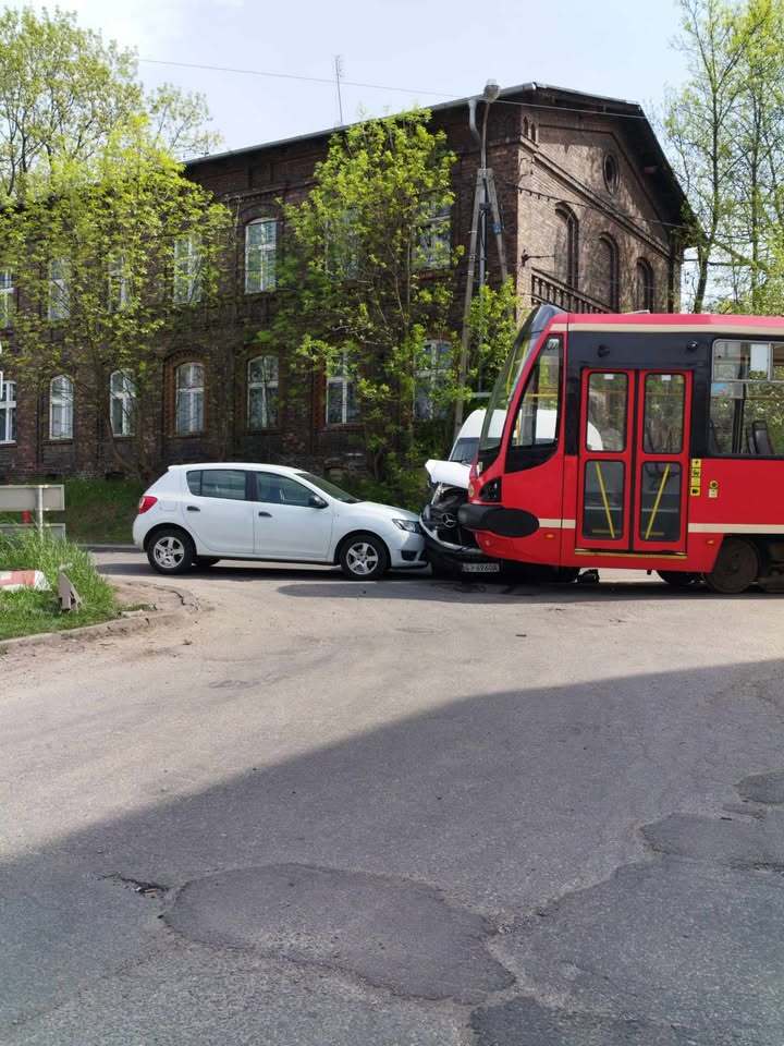 Sosnowiec-Konstantynów. Zderzenie tramwaju z samochodami na ulicy Piotrkowskiej po wykolejeniu na trójkącie torowym. 24 kwietnia 2025.