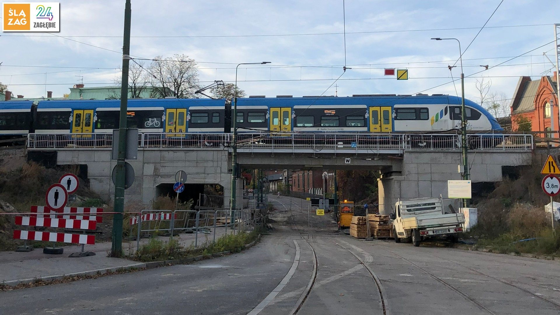 Sosnowiec-Sielec. Ulica Stefana Żeromskiego. Przebudowa wiaduktu, na nim pociąg. 21 października 2026
