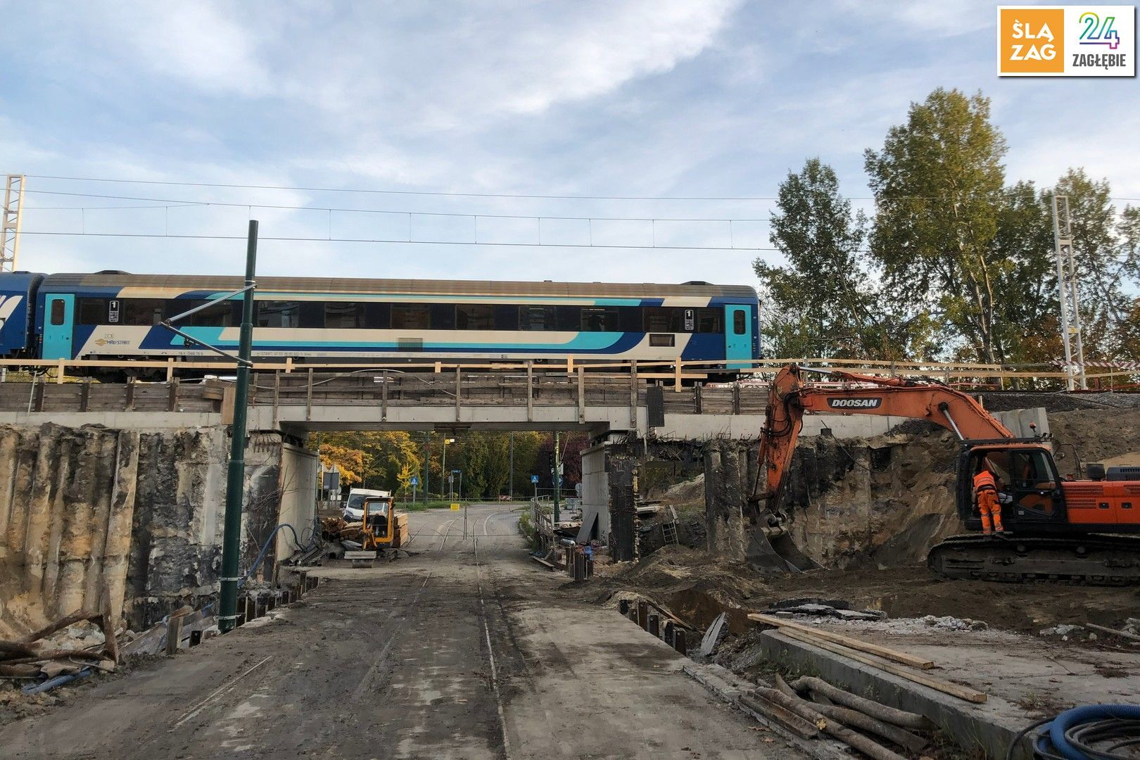 Sosnowiec-Pogoń. Ulica Stefana Żeromskiego. Przebudowa wiaduktu, na nim pociąg. 21 października 2026