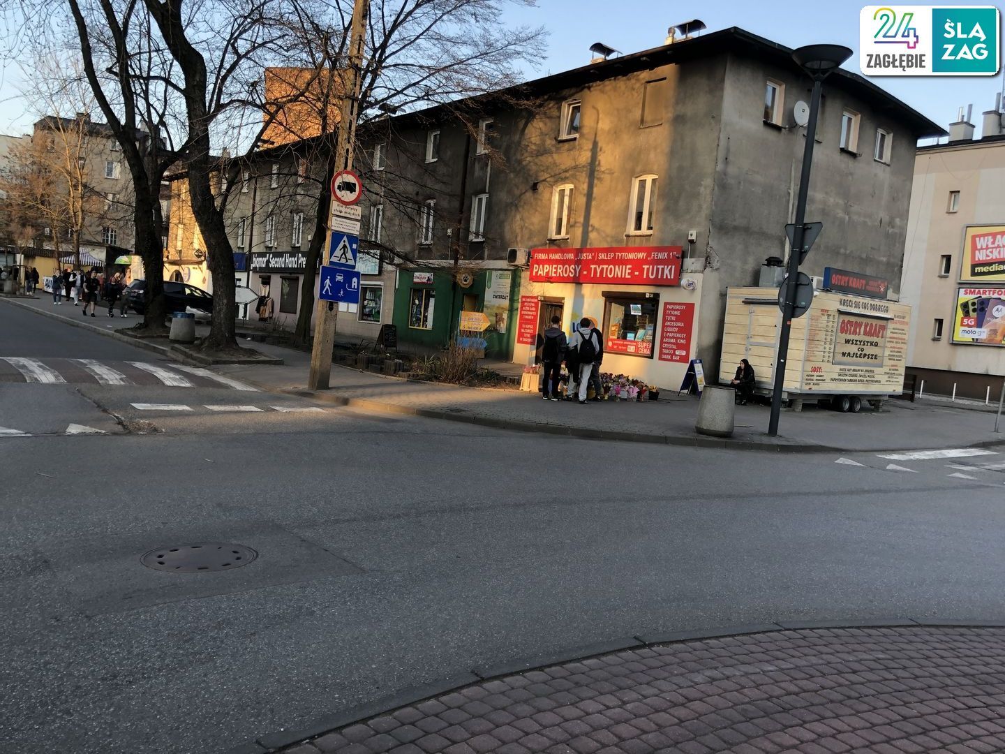 Sosnowiec. Róg ulic Szklarnianej i Warszawskiej. Stoisko tymczasowe z kwiatami. Przeddzień Dnia Kobiet 2025.