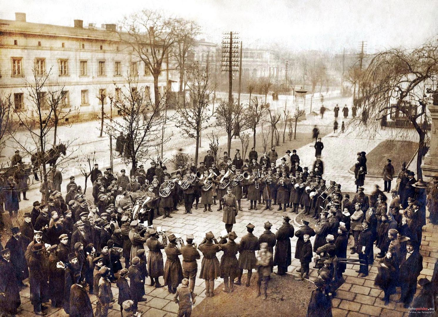 Sosnowiec. Ulica Trzeciego Maja. Budynek, na miejscu którego stanął PDT «Sezam». Orkiestra wojskowa. Rok 1924.