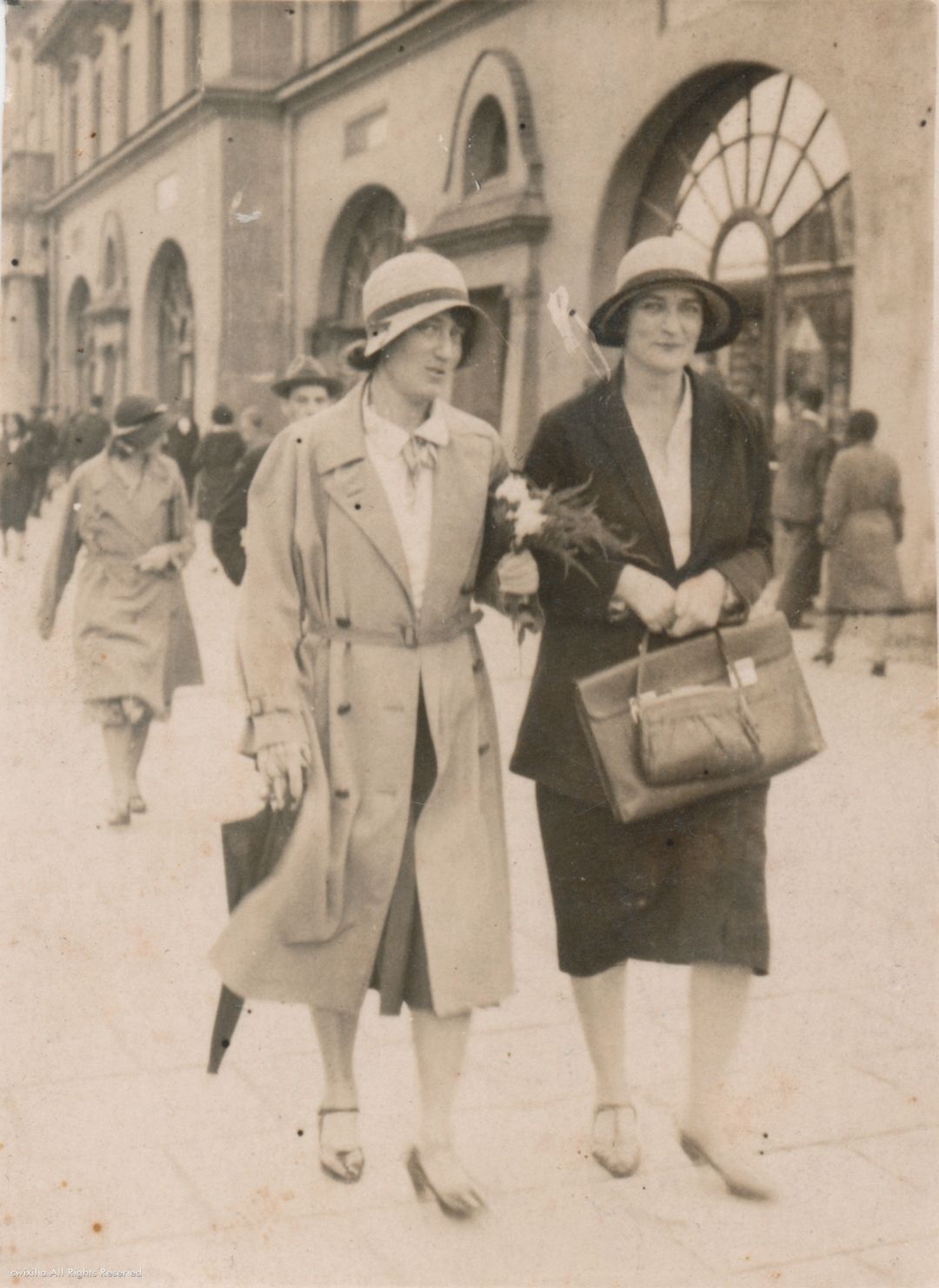 Sosnowiec. Ulica Trzeciego Maja. Damy, w tle Dom Czterech Kupców. Lata 1930-1939.