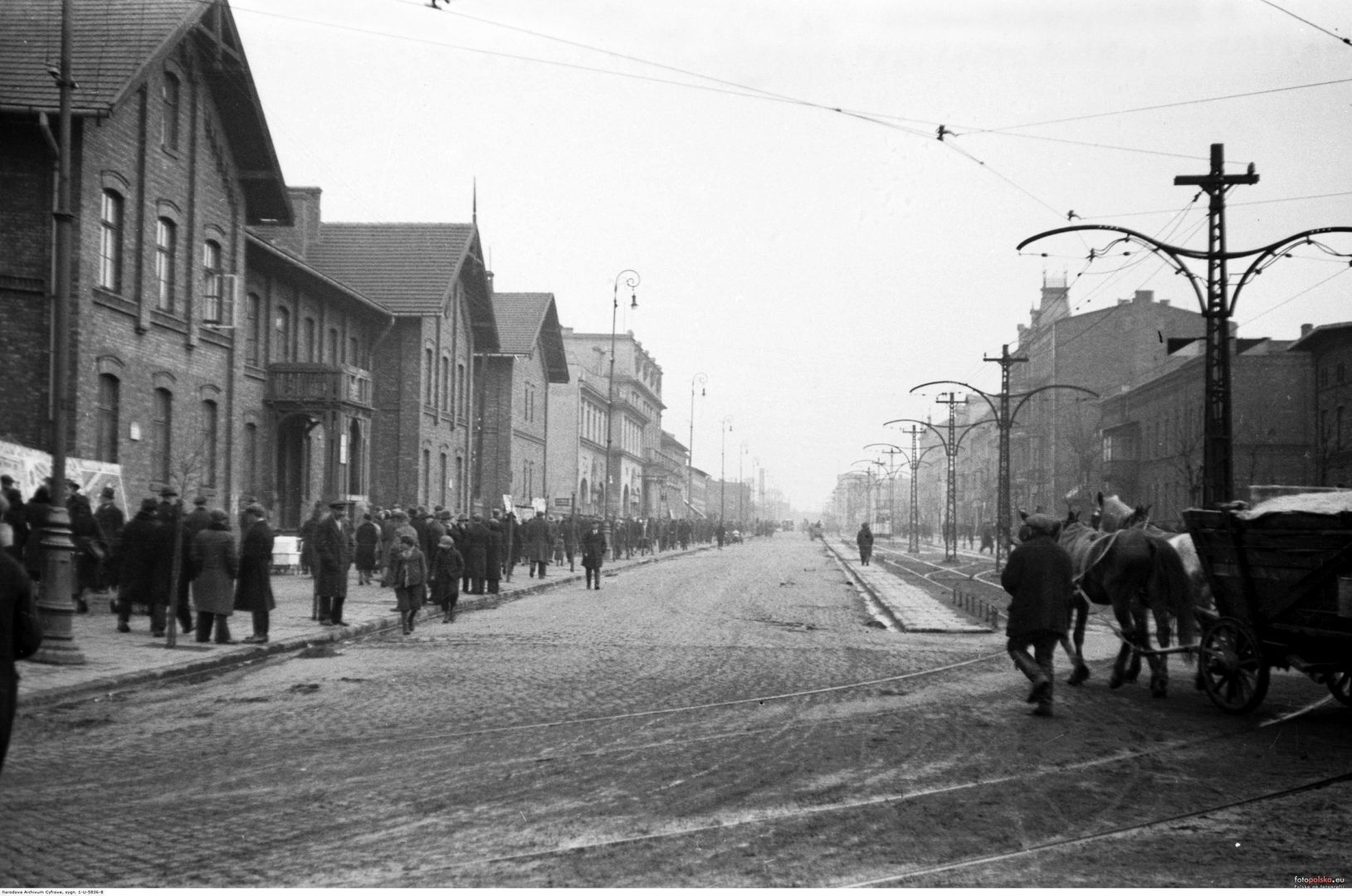 Sosnowiec. Ulica Trzeciego Maja. Domy kolejowe, restauracja «Savoy», kinoteatr «Zagłębie», Dom Czterech Kupców. Furmanka. Lata 1931-1934.
