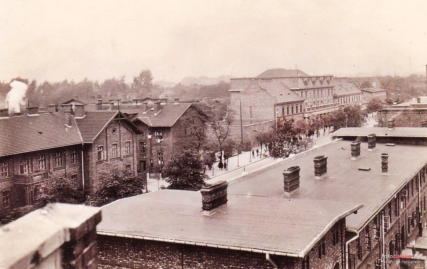 Sosnowiec. Ulica Trzeciego Maja. Domy kolejowe, restauracja «Savoy», kinoteatr «Zagłębie», Dom Czterech Kupców. Lata 1922-1926/
