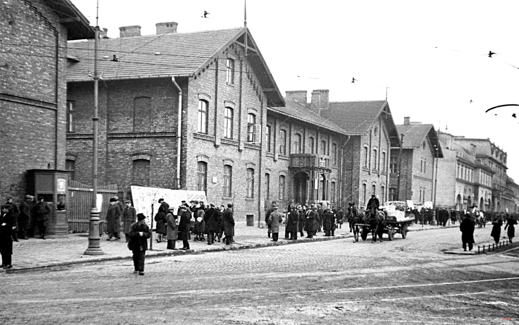 Sosnowiec. Ulica Trzeciego Maja. Domy kolejowe, restauracja «Savoy», kinoteatr «Zagłębie», Dom Czterech Kupców. Rok 1933.