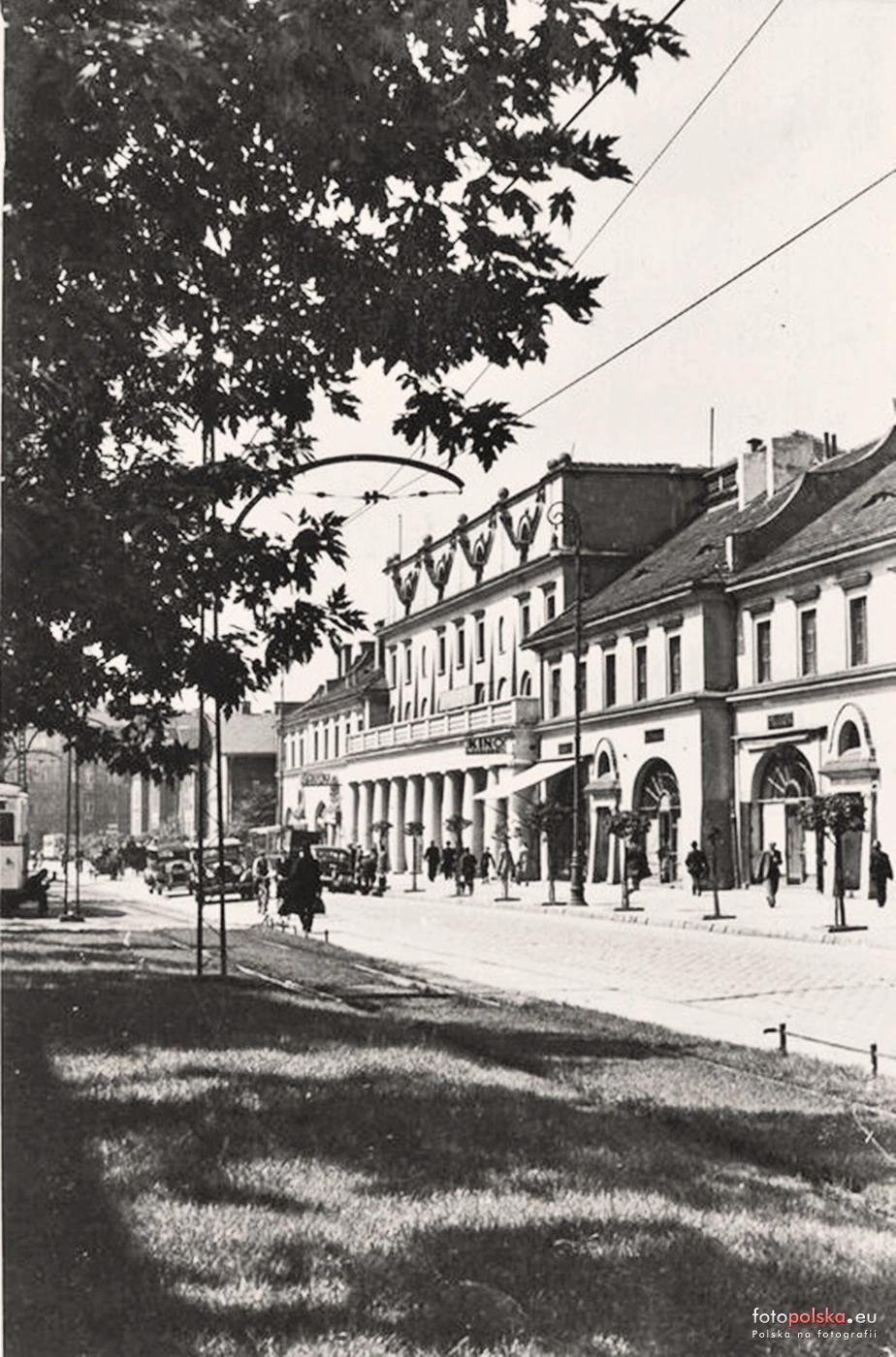 Sosnowiec. Ulica Trzeciego Maja. Domy kolejowe, restauracja «Savoy», kinoteatr «Zagłębie», Dom Czterech Kupców. Rok 1936.