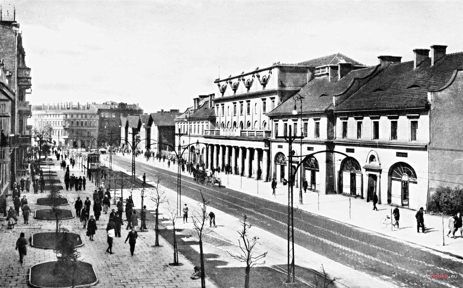 Sosnowiec. Ulica Trzeciego Maja / Stalinogrodzka / Czerwonego Zagłębia. Domy kolejowe, restauracja „Savoy”, kinoteatr „Zagłębie”, Dom Czterech Kupców Sezam. Lata 1950-1955.