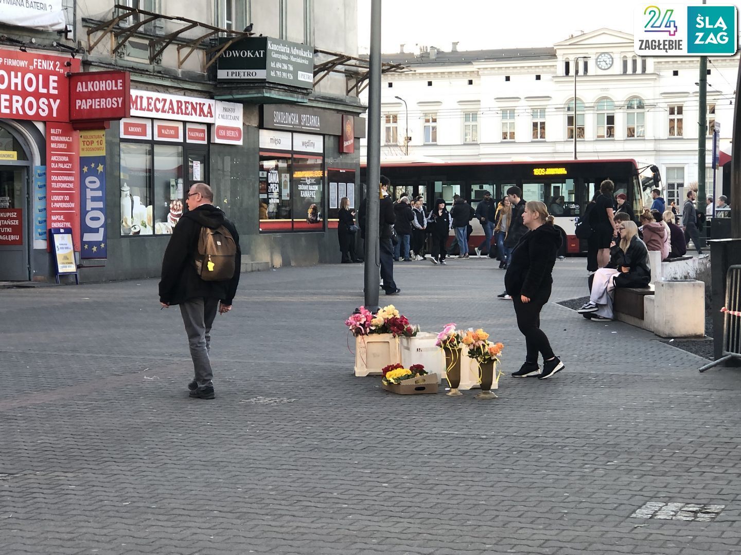 Sosnowiec. Ulica Warszawska. Stoisko tymczasowe z kwiatami. Przeddzień Dnia Kobiet 2025.