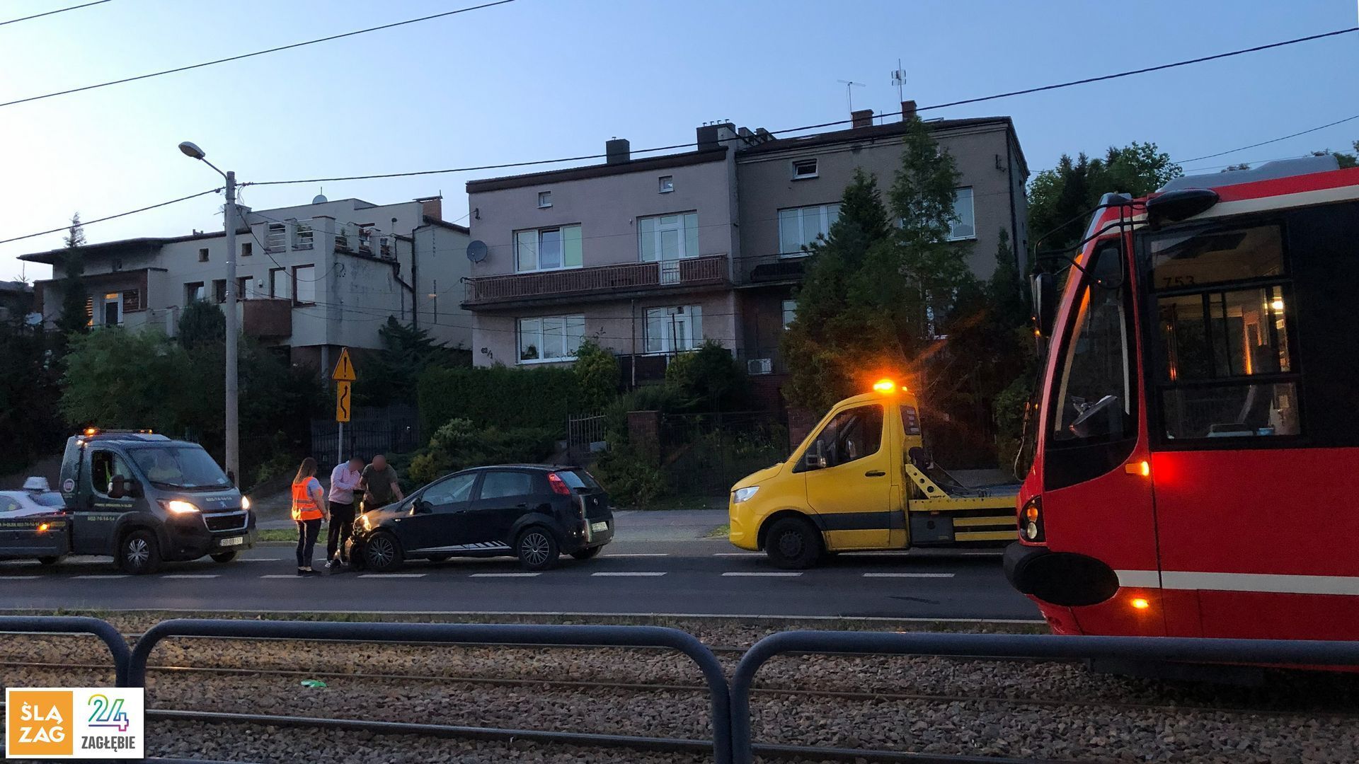 Sosnowiec. Kolizja tramwaju Konstal /  Modertrans 105N-HF 11AC, »Tramwaje Śląskie« #753, linia nr 27, i samochodu Fiat Grande Punto. 28 sierpnia 2026