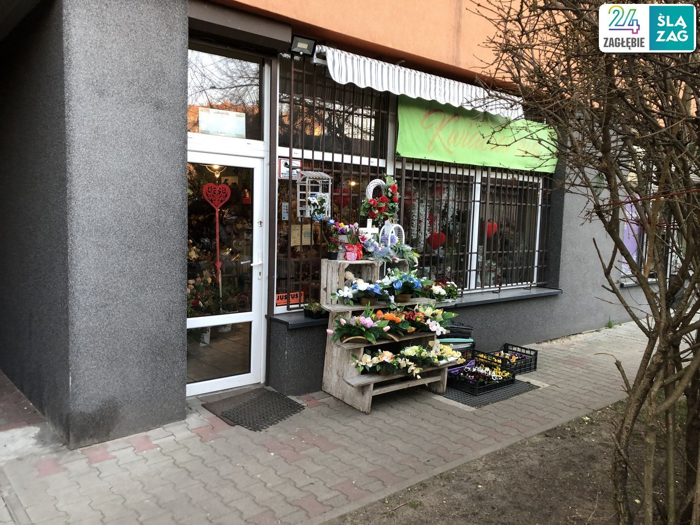 Sosnowiec. Kwiaciarnia przy ulicy Wysokiej 9a przeddzień Dnia Kobiet 2025 roku. Cmentarza nie ma, a królują wiązanki pogrzebowe.