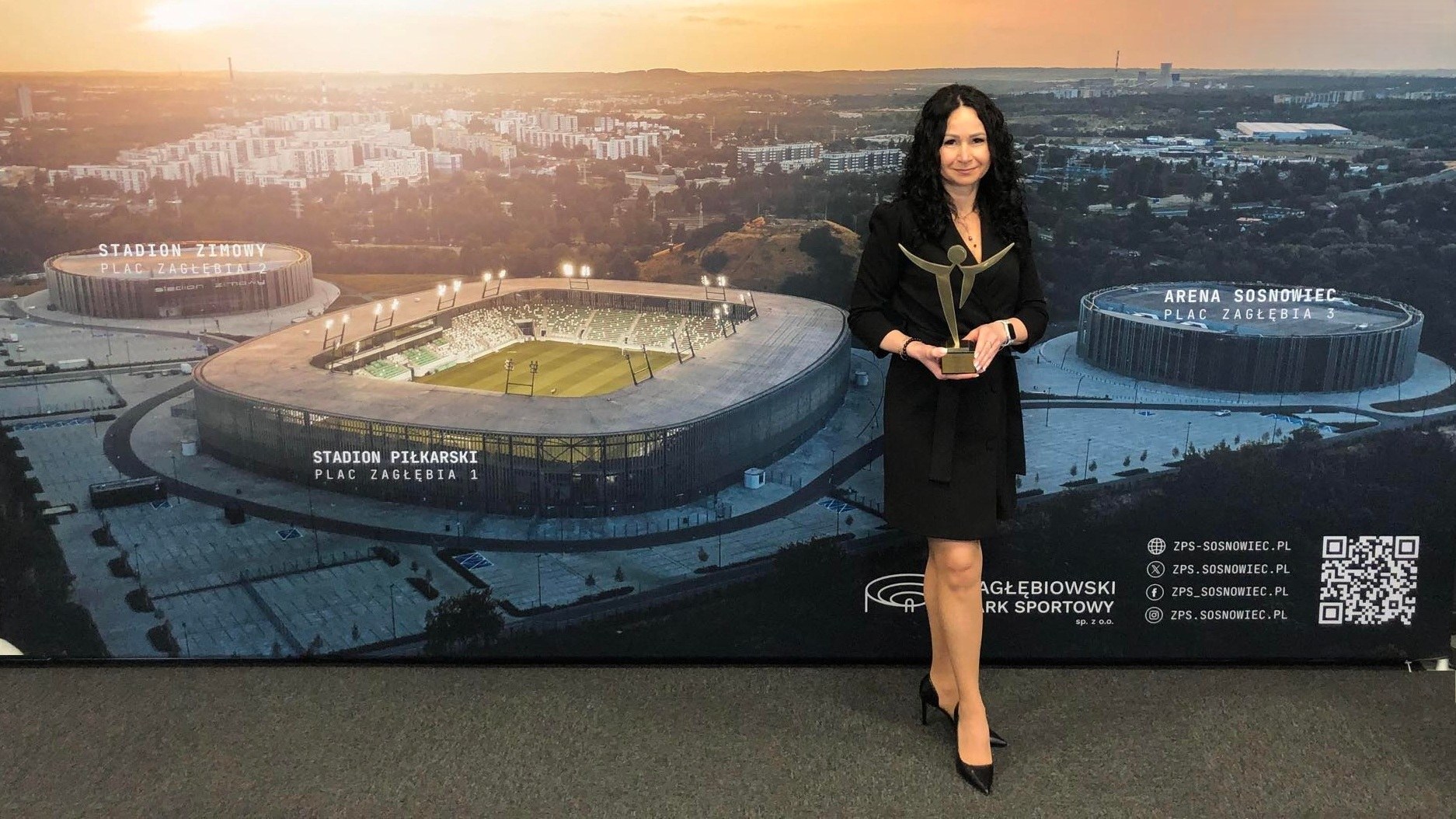 Prezes Zarządu Zagłębiowskiego Karina Skowronek ze Statuetką Nagrody Stowarzyszenia Sport Biznes Polska – „Obiekt Sportowy Roku 2024”. 31 marca 2025.