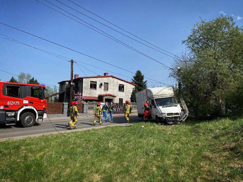 Sosnowiec-Zagórze. Wypadek przy ulicy Karola Szymanowskiego – zderzenie ze słupem. 17 kwietnia 2025.