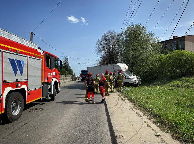 Sosnowiec-Zagórze. Wypadek przy ulicy Karola Szymanowskiego – zderzenie ze słupem. 17 kwietnia 2025.