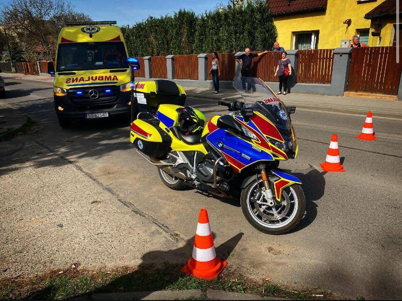 Sosnowiec-Zagórze. Wypadek przy ulicy Karola Szymanowskiego – zderzenie ze słupem. 17 kwietnia 2025.