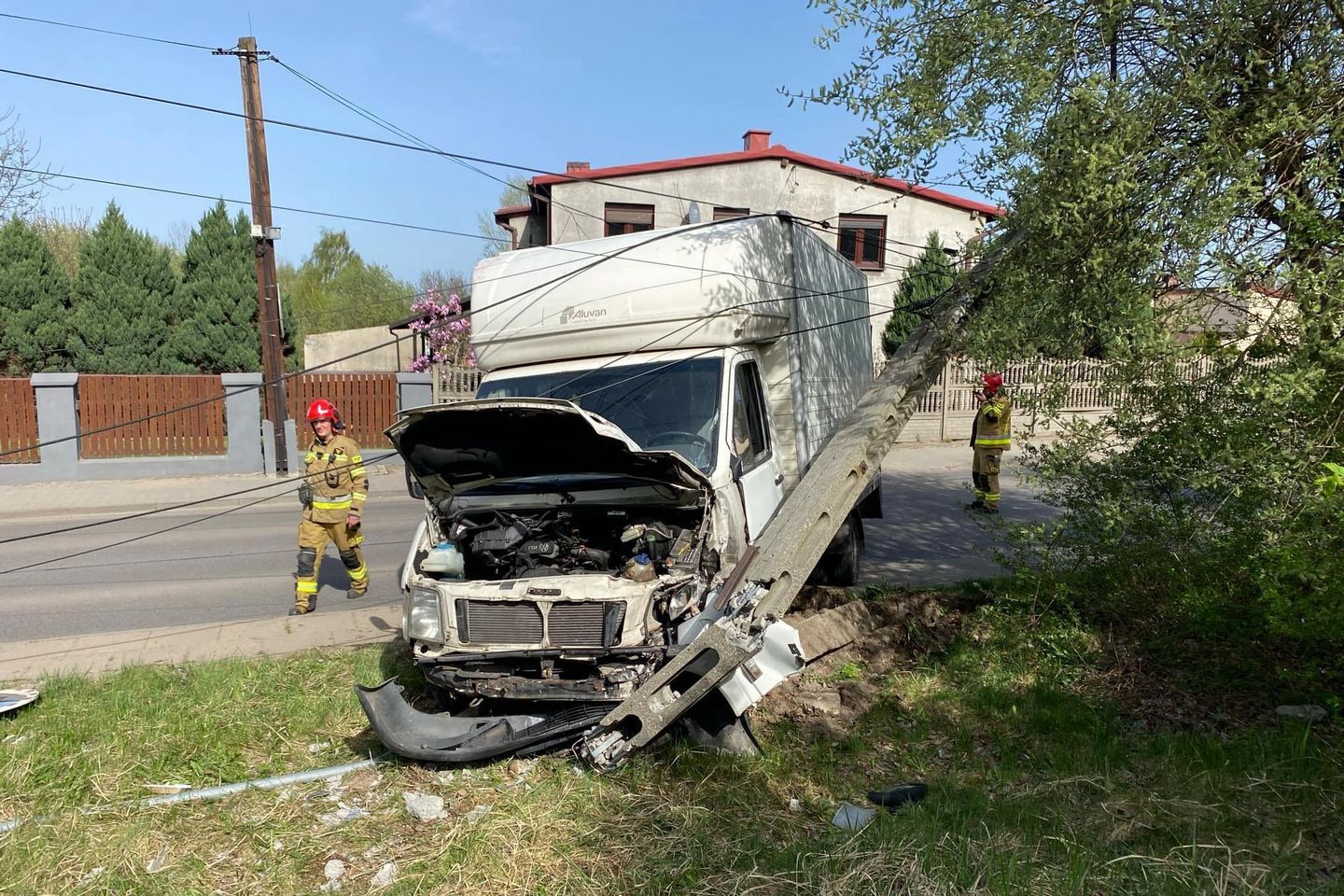 Sosnowiec-Zagórze. Wypadek przy ulicy Karola Szymanowskiego – zderzenie ze słupem. 17 kwietnia 2025.