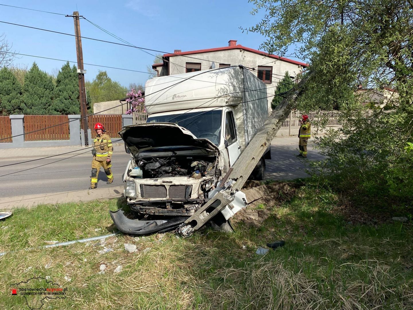 Sosnowiec-Zagórze. Wypadek przy ulicy Karola Szymanowskiego – zderzenie ze słupem. 17 kwietnia 2025.
