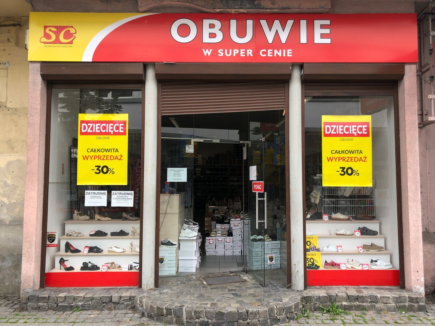 Sosnowiec. Sklep obuwniczy przy ulicy Modrzejowskiej, w którym 15 lipca 2025 roku grasował złodziej.