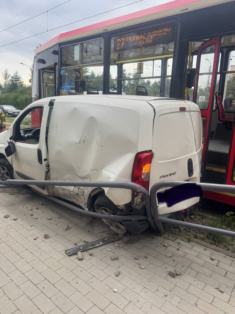 Sosnowiec. Zderzenie tramwaju i samochodu przy ulicy gen. Władysława Andersa. 17 lipca 2025.