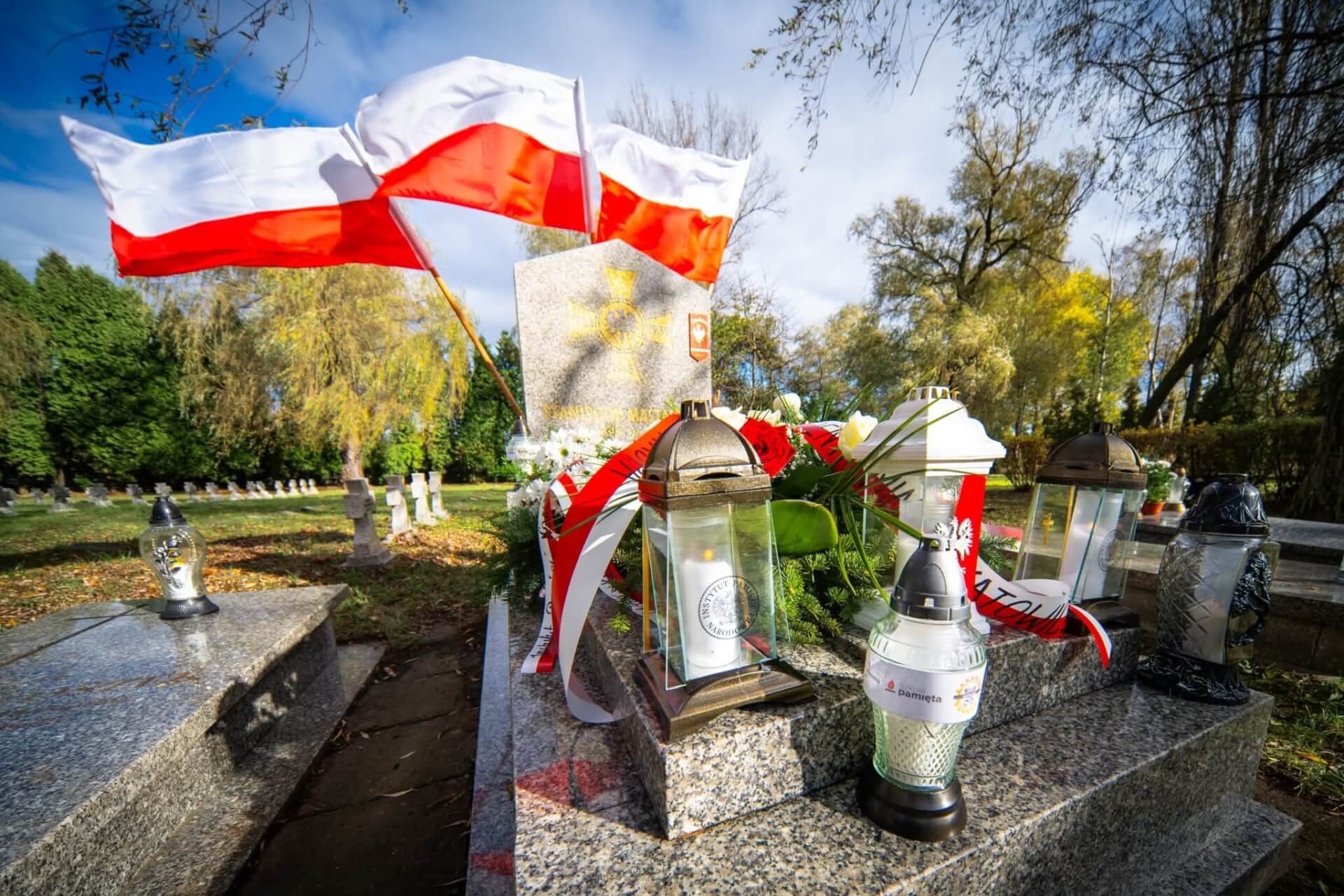 Grób Stanisława Mastalerza oznaczony jest znakiem pamięci „Tobie Polsko” i plakietą „Grób Weterana Walk o Wolność i Niepodległość Polski”.