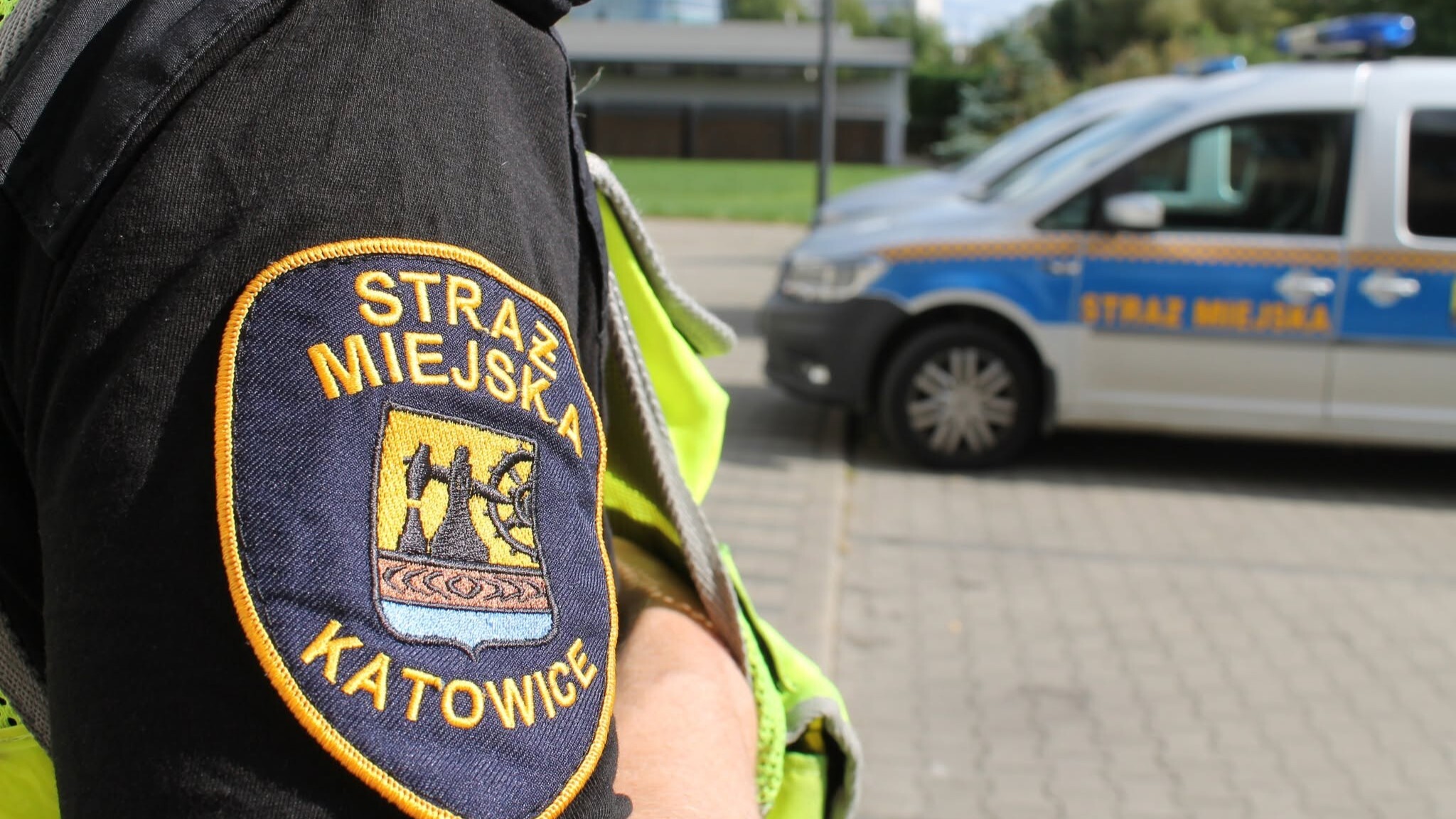 Straż miejska zyskała nowe uprawnienia. Mandaty karne dla kierowców i pieszych na torach, za sprzedaż energetyków dzieciom, za kopciuchy