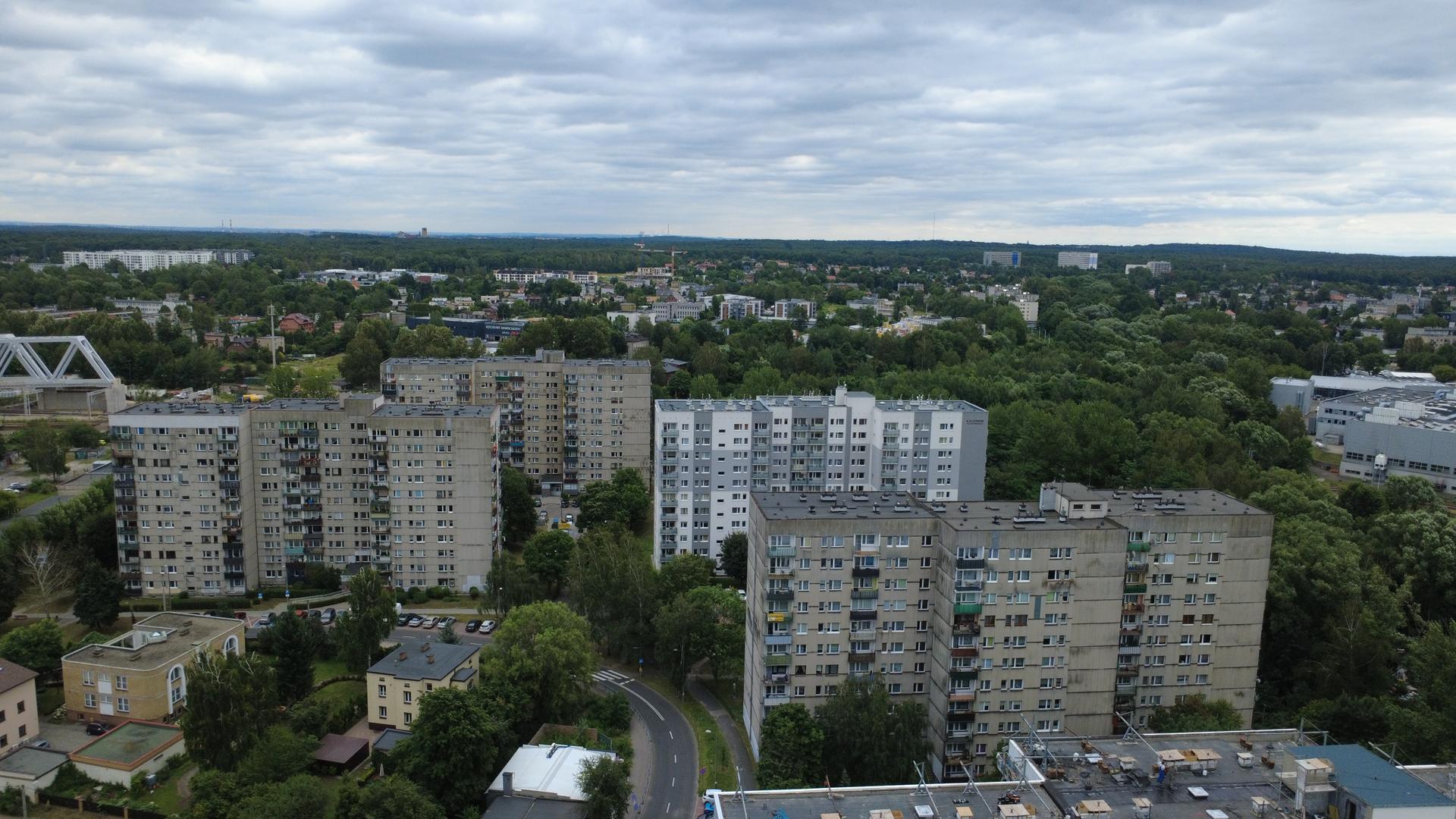 Styk ulic Gdańskiej i Zadole w lewym dolnym rogu dom parafialny