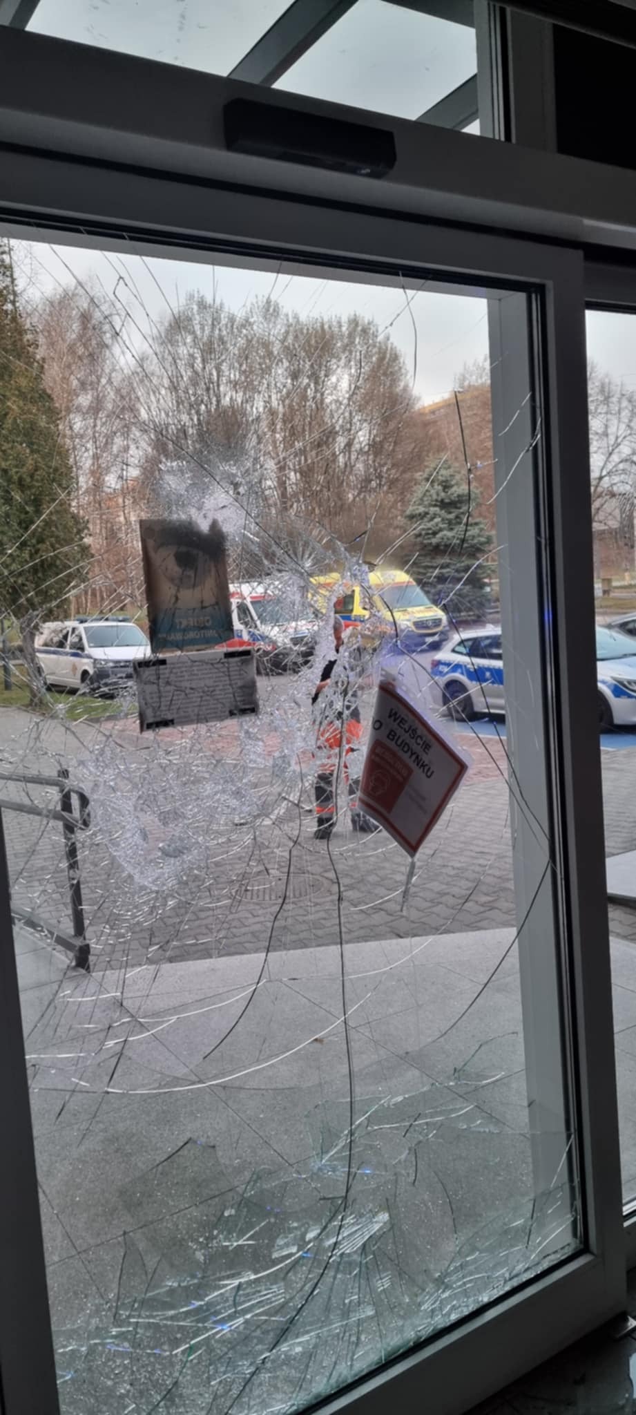Szaleniec zdewastowal wejscie pogotowie Katowice 1