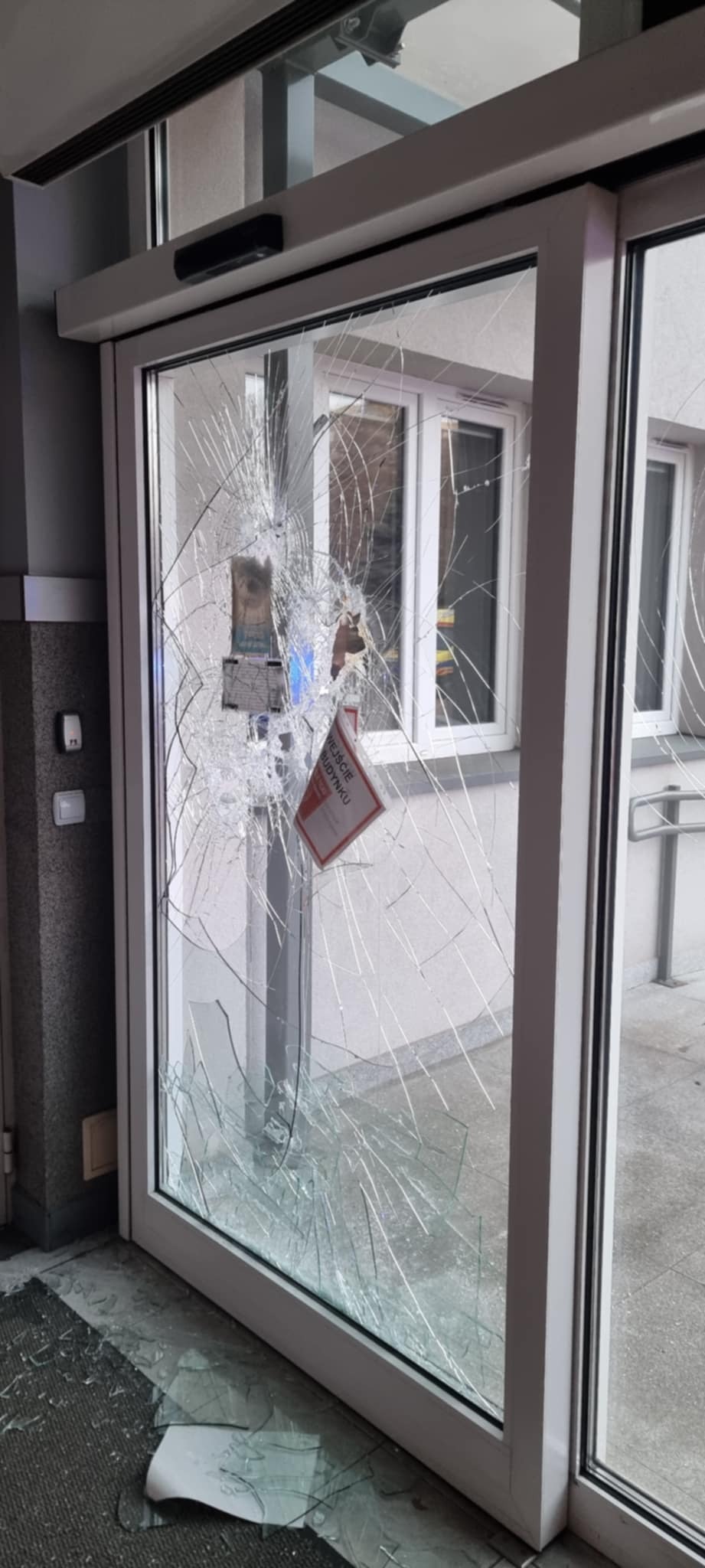 Szaleniec zdewastowal wejscie pogotowie Katowice 2