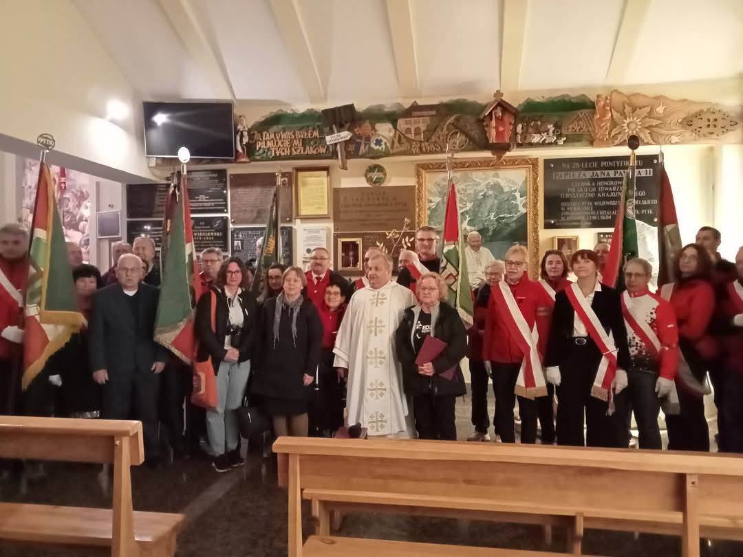 Tablica Edwarda Wieczorka znajduje się w Kaplicy Zasłużonych Działaczy PTTK w Warszawie