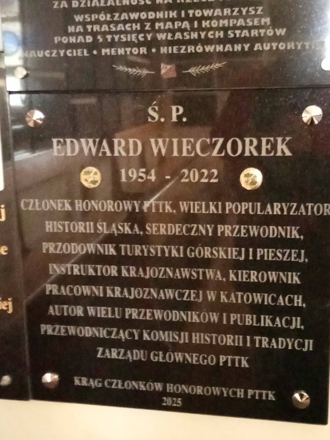 Tablica Edwarda Wieczorka znajduje się w Kaplicy Zasłużonych Działaczy PTTK w Warszawie