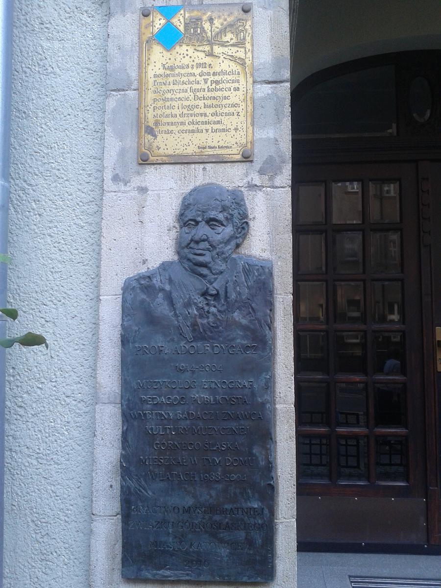 Tablica informacyjna o budynku i pamiątkowa prof. Dygacza