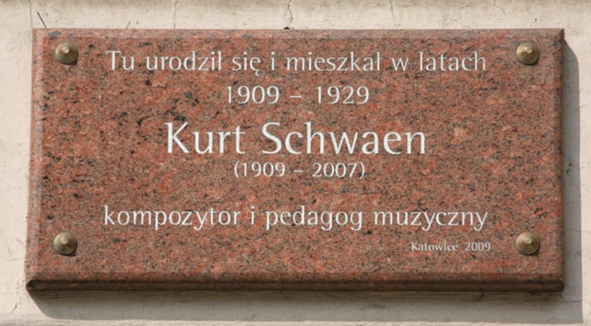 Tablica pamiątkowa Kurta Schwaena w Katowicach