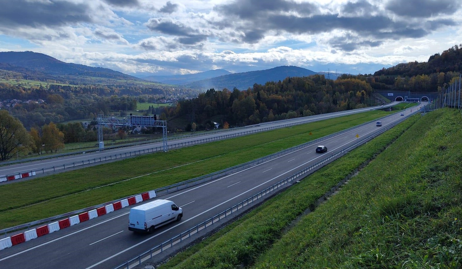 Tak się prezentuje otwarty 23 października 2025 kluczowy odcinek S1 w Beskidach czyli obejście Węgierskiej Górki