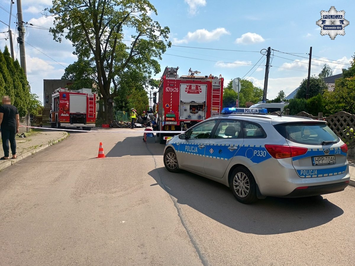 Tąpkowice, gmina Ożarowice. Wypadek na skrzyżowaniu ulic Stanisława Maczka i Mikołaja Kopernika. Zderzenie samochodów Peugeot i Mercedes-Benz. 13 lipca 2026