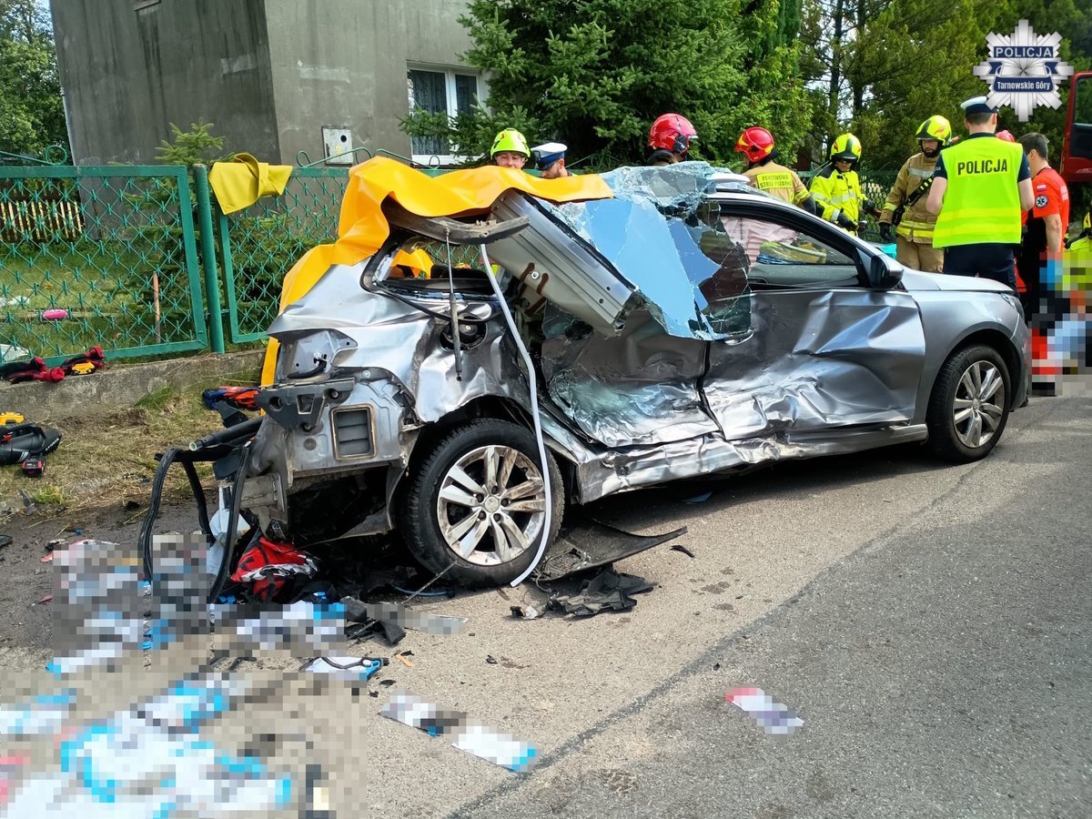 Tąpkowice, gmina Ożarowice. Wypadek na skrzyżowaniu ulic Stanisława Maczka i Mikołaja Kopernika. Zderzenie samochodów Peugeot i Mercedes-Benz. 13 lipca 2026