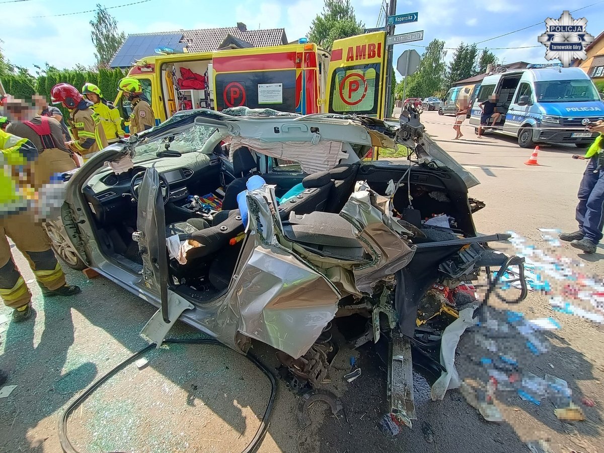 Tąpkowice, gmina Ożarowice. Wypadek na skrzyżowaniu ulic Stanisława Maczka i Mikołaja Kopernika. Zderzenie samochodów Peugeot i Mercedes-Benz. 13 lipca 2026