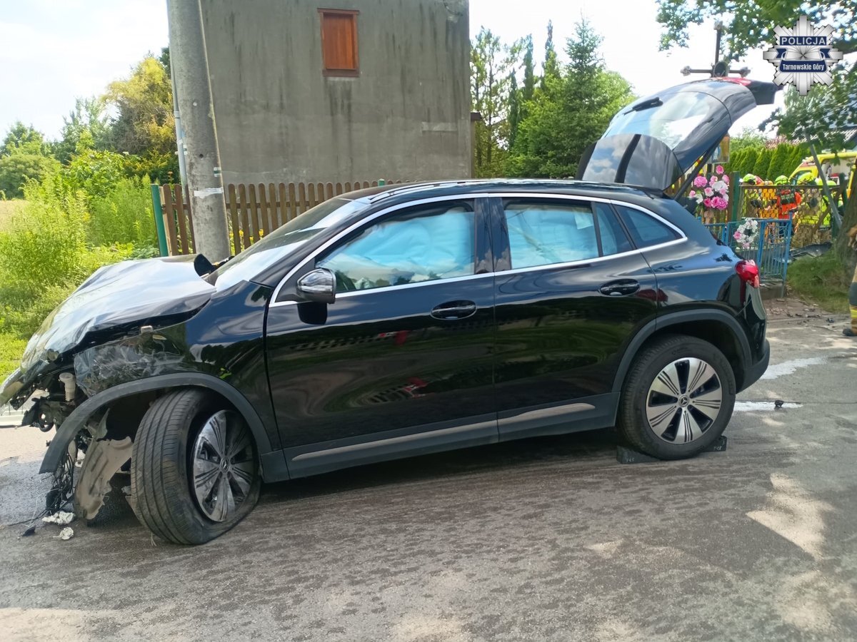 Tąpkowice, gmina Ożarowice. Wypadek na skrzyżowaniu ulic Stanisława Maczka i Mikołaja Kopernika. Zderzenie samochodów Peugeot i Mercedes-Benz. 13 lipca 2026