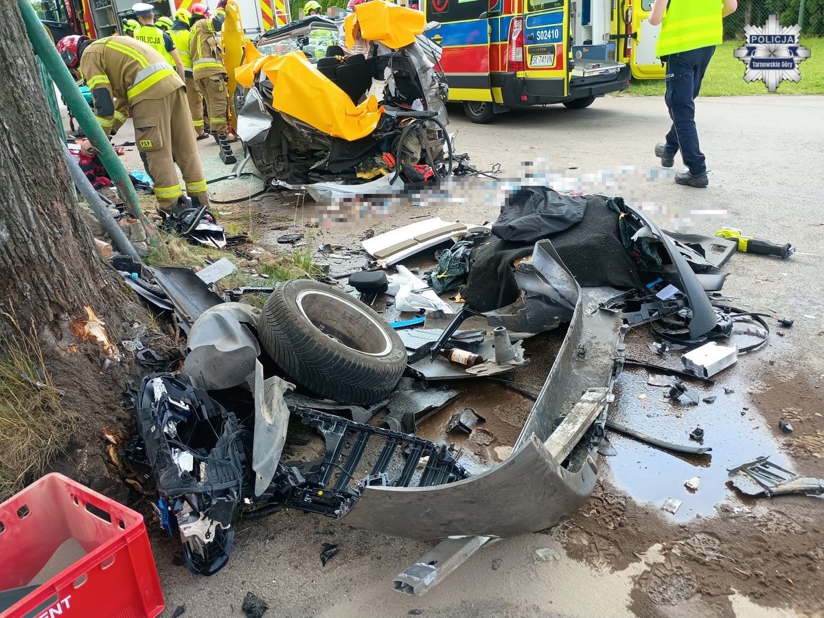 Tąpkowice, gmina Ożarowice. Wypadek na skrzyżowaniu ulic Stanisława Maczka i Mikołaja Kopernika. Zderzenie samochodów Peugeot i Mercedes-Benz. 13 lipca 2026